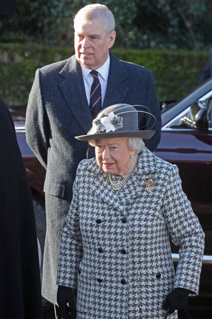El príncipe Andres y la reina Isabel II, en enero.