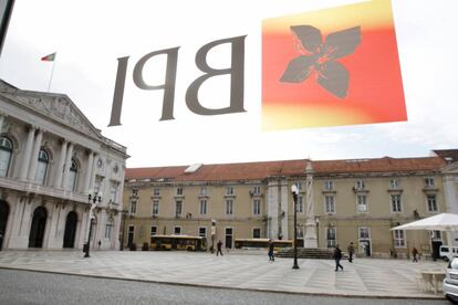 El logotipo de la entidad lusa BPI frente a su antigua sede principal en Lisboa.