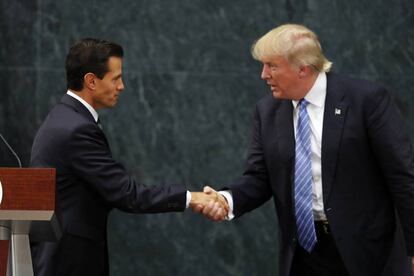 Pe&ntilde;a Nieto y Donald Trump se saludan tras su reuni&oacute;n en M&eacute;xico.