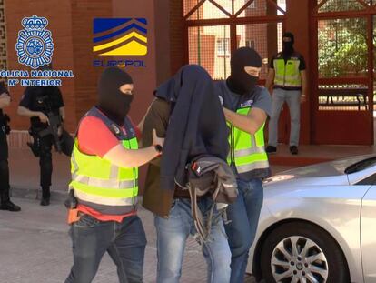 Efectivos de la Policía Nacional detienen en Madrid a un presunto miembro del aparato financiero del ISIS.