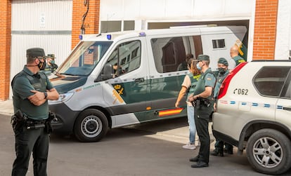 El detenido por el asesinato de Rocío Caíz en Estepa, sale de su domicilio en un furgón de la Guardia Civil tras la reconstrucción de los hechos.