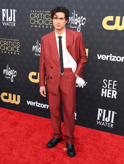 Charles Melton, uno de los valores al alza de Hollywood tras su papel en 'Secretos de un escándalo', por el que estaba nominado como mejor actor de reparto, también apostó por el color, con un traje rojo de Valentino.