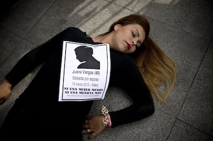 Una mujer protesta contra los feminicidios ante el palacio de La Moneda en junio de 2015.