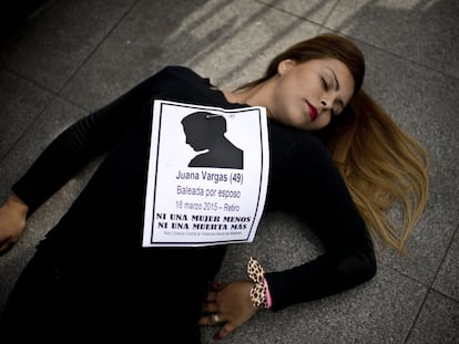 Una mujer protesta contra los feminicidios ante el palacio de La Moneda en junio de 2015.