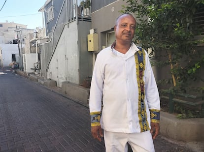El eritreo Futuwi Habtemichael, en una calle del barrio Hatikva de Tel Aviv. / A. P. 