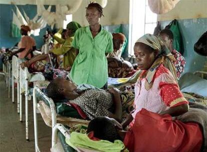 Sala con enfermos en el hospital general de Kisii, en Kenia.