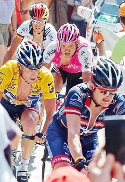 Jan Ullrich, al fondo, persigue a Lance Armstrong en el Tour de Francia 2004.