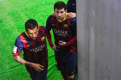 Alves y Messi, antes de saltar al terreno de juego.