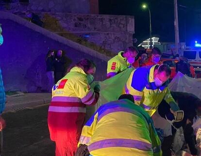 Imagen de los sanitarios atendiendo a la víctima de Cercedilla, que acabó muriendo por la puñalada que recibió.