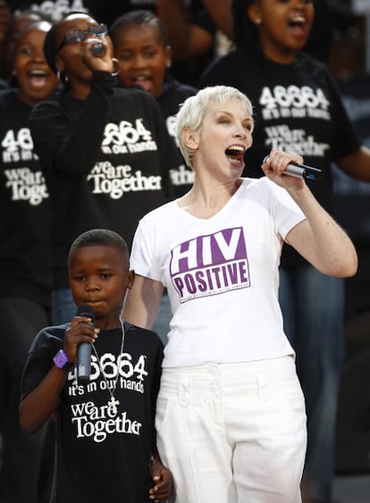 Annie Lennox, una de las cantantes que ha repetido en ambos conciertos, subió al escenario con una camiseta en la que se podía leer <i>HIV positive</i> (VIH positivo), ya que el concierto está organizado por 46664, la organización creada por Mandela para luchar contra el SIDA en África. En un mensaje al homenajeado, refiriéndose a la enfermedad, ha declarado: "Debemos hacer algo para prevenir un genocido virtual entre su gente".