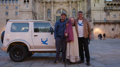 El director y productor del documental, Aser Álvarez; el ilustrador Paco Boluda interpretando a Prisciliano y el presidente de la Asociación de Amigos de Prisciliano, Moncho Paz, con el Priscimóvil ante la catedral de Santiago.