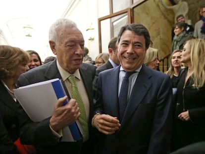 El presidente de la Comunidad de Madrid, Ignacio Gonz&aacute;lez. A su izquierda, el ministro de Exteriores, Jos&eacute; Manuel Garc&iacute;a-Margallo.