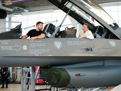 El presidente de Ucrania, Volodímir Zelenski, y la primera ministra danesa, Mette Frederiksen, en un caza F-16 en la base aérea de Skrydstrup (Dinamarca) este domingo.