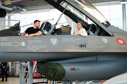 El presidente de Ucrania, Volodímir Zelenski, y la primera ministra danesa, Mette Frederiksen, en un caza F-16 en la base aérea de Skrydstrup (Dinamarca) este domingo.