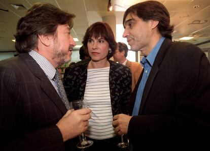 Entrega en la sede de la editorial Santillana, en Madrid, del premio Alfaguara de Novela, concedido a la novela "El vuelo de la reina" de Tomás Eloy Martínez. En la imagen, el productor de cine Andrés Vicente Gómez, Concha García Campoy y el director de cine Agustín Díaz Yanes (d), en abril de 2002.