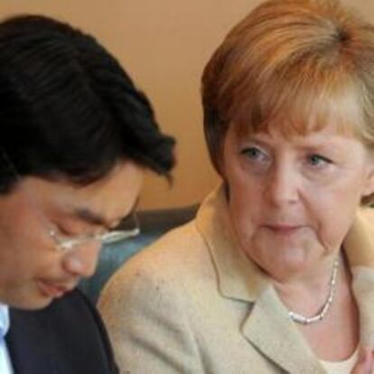 Angela Merkel, con el ministro de Economía, Philipp Roesler, antes de la reunión del Consejo de Ministros de hoy.