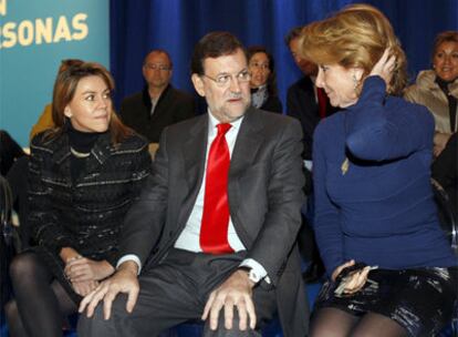 Esperanza Aguirre, junto a Rajoy y Cospedal, en la clausura del acto con alcaldes del PP para evaluar el nuevo fondo de inversión local presentado por el Gobierno