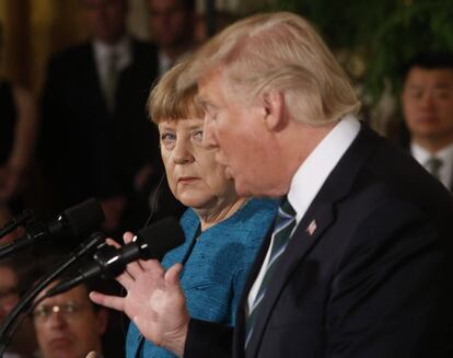 La canciller alemana Angela Merkel mira a Trump durante una rueda de prensa conjunta en la Casa Blanca, el pasado 17 de marzo. La reunión entre ellos había dejado una polémica escena. En la sesión de fotos previa al encuentro, el presidente de Estados Unidos no miró en ningún momento a Merkel, ni siquiera cuando los fotógrafos pidieron un apretón de manos. Cuando Merkel le preguntó a su anfitrión si quería que se dieran la mano, Trump permaneció impávido.
