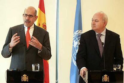 Mohamed el Baradei (izquierda) y Miguel Ángel Moratinos, ayer en Madrid.