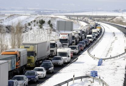 Retenciones en la N-I a su paso por Vitoria debido al accidente de un camión provocado por el temporal de nieve.