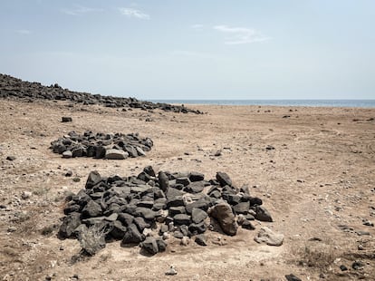 En la larga franja de playa, a la orilla del Mar Rojo, las tumbas están marcadas con piedras negras de migrantes que fueron arrastrados por la marea. En la tumba más grande hay 43 personas, entre ellas muchos niños.