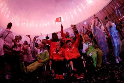 Fogos de artifício durante a cerimônia de encerramento dos Jogos Paralímpicos do Rio.