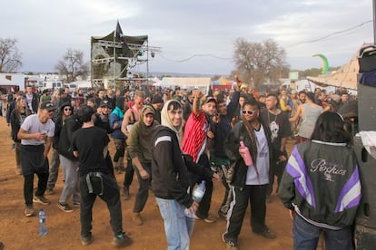 Asistentes a la 'rave' ilegal de La Peza (Granada), el lunes.