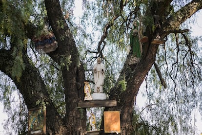 Altar a la Santa Muerte al interior del panteón.
