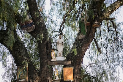 Altar a la Santa Muerte al interior del panteón. 