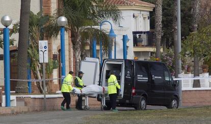 Traslado del cadáver de la mujer asesinada en el Rincón de la Victoria.