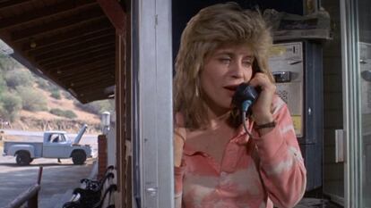 Sarah Connor en 'Terminator' (James Cameron, 1984) tiene su hijo con un viajero en el tiempo, líder futuro de la resistencia contra la IA.