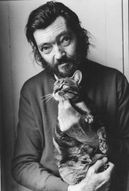 El escritorJulio Cort&aacute;zar posa con su gato en 1982. 
 