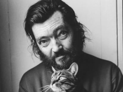 El escritorJulio Cort&aacute;zar posa con su gato en 1982. 
 