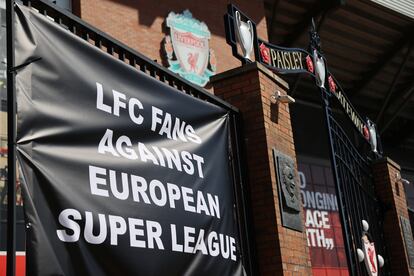 Una pancarta en contra de la Superliga a las puertas del estadio Anfield colgada este lunes por los aficionados.