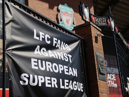 Una pancarta en contra de la Superliga a las puertas del estadio Anfield colgada este lunes por los aficionados.