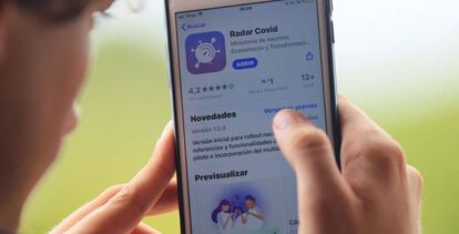 Un usuario descarga la aplicación Radar COVID.