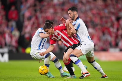 Ruiz de Galarreta trata de eludir a Mikel Merino durante el último derbi vasco entre el Athletic y la Real Sociedd.