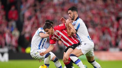 Ruiz de Galarreta trata de eludir a Mikel Merino durante el último derbi vasco entre el Athletic y la Real Sociedd.