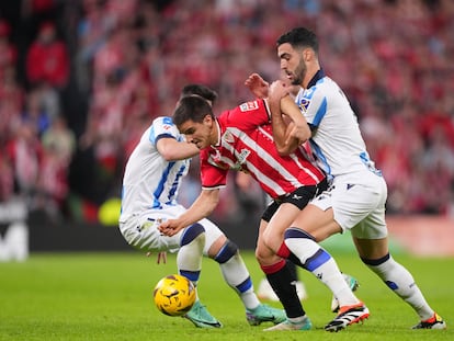 Ruiz de Galarreta trata de eludir a Mikel Merino durante el último derbi vasco entre el Athletic y la Real Sociedd.