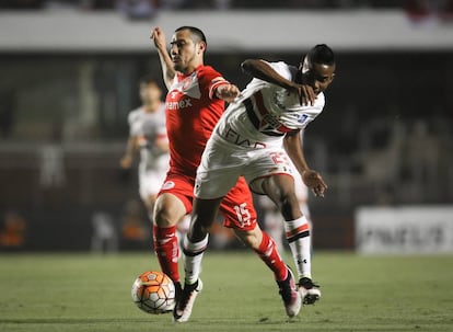 Antonio R&iacute;os, centrocampista de Toluca no detuvo el embate del S&atilde;o Paulo. 