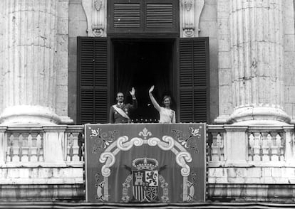 El rey Juan Carlos y la reina Sofía saludan desde el balcón del Palacio Real en la plaza de Oriente tras la coronación.