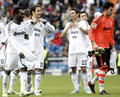 Los jugadores madridistas con una camiseta en apoyo a Casillas.