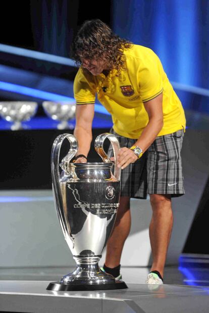 Puyol, con la Copa de Europa, al comienzo del sorteo.