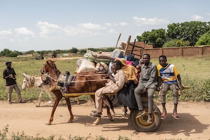 Una familia sudanesa llega al campo de refugiados de Adre, en Chad, el pasado 19 de septiembre.