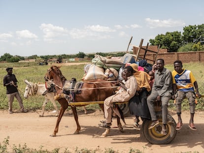 Una familia sudanesa llega al campo de refugiados de Adre, en Chad, el pasado 19 de septiembre.