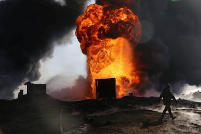 Un pozo de petróleo incendiado por lo militantes del Estado Islámico antes de huir de la región de Qayyara (Irak).