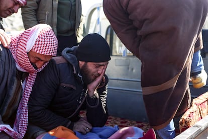 Varios hombres sirios lloraban tras identificar el cuerpo de un pariente fallecido por el terremoto en la región de Hatay (Turquía).