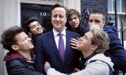 Los integrantes de One Direction con David Cameron, en el v&iacute;deo.