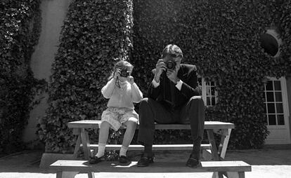 Felipe González posa con su hija en La Moncloa el 7 de mayo del 87.