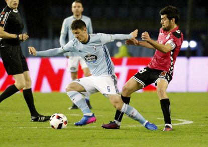 Nemanja Radoja pelea un balón con Manu García duante el partido de ida de semifinales de la Copa del Rey.
